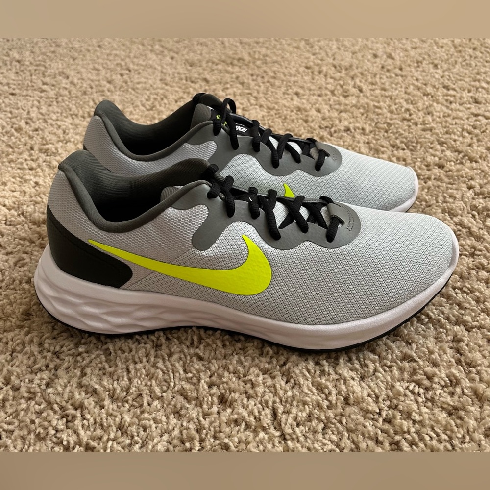 Mens size 9 Nike running shoes